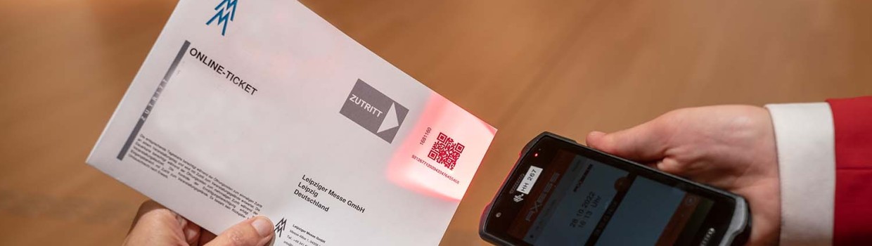 Der QR-Codes auf einem Ticket wird gescannt