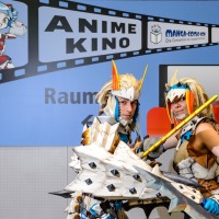 Zwei Cosplayer:innen vor dem Banner des Anime Kinos auf der Manga-Comic-Con