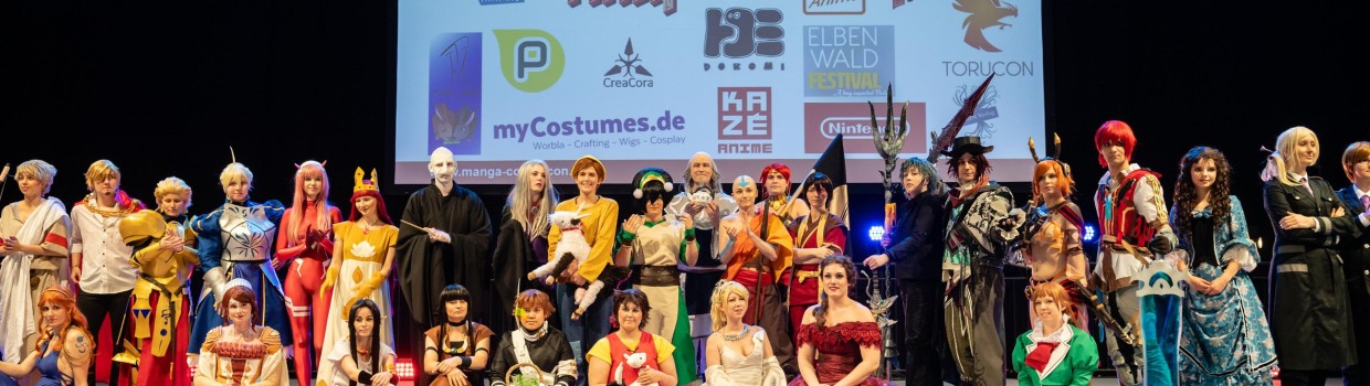 Cosplayer:innen auf der Großen Bühne beim Leipziger Cosplay Wettbewerb