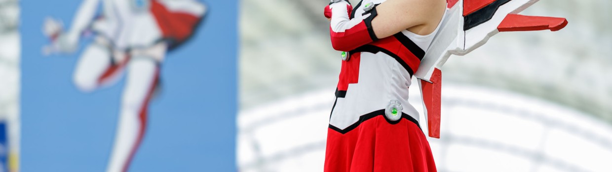 MaCoCo is pointing at the Manga Comic Con signpost indicating Halls 1 and 3.
