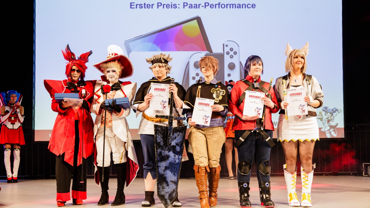 Leipziger Cosplay Wettbewerb 2024: Gruppenbild Einzel-Gewinner:innen bei der Siegerehrung auf der Manga-Comic-Con