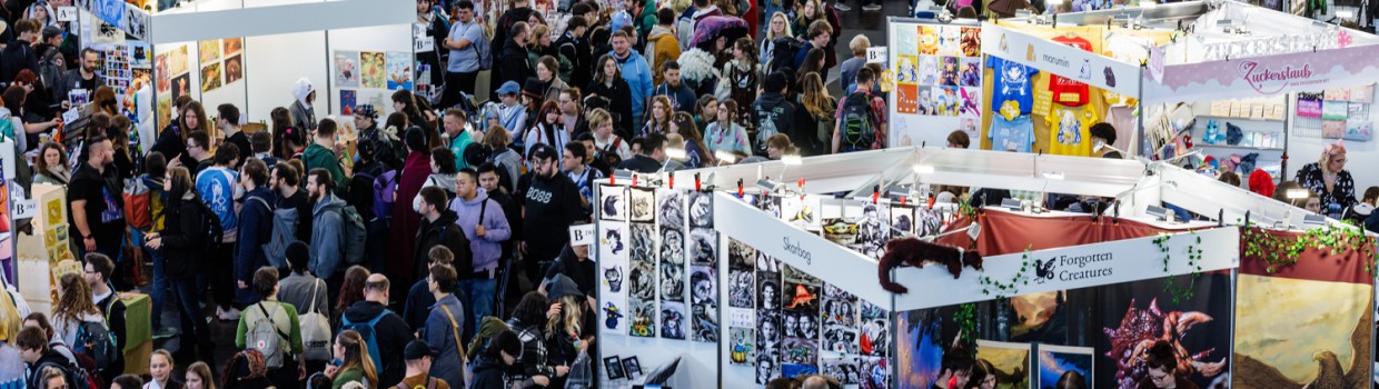Mit vielen Besucher:innen gefüllte Messehalle während der Manga-Comic-Con 2024