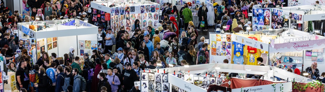 Mit vielen Besucher:innen gefüllte Messehalle während der Manga-Comic-Con 2024