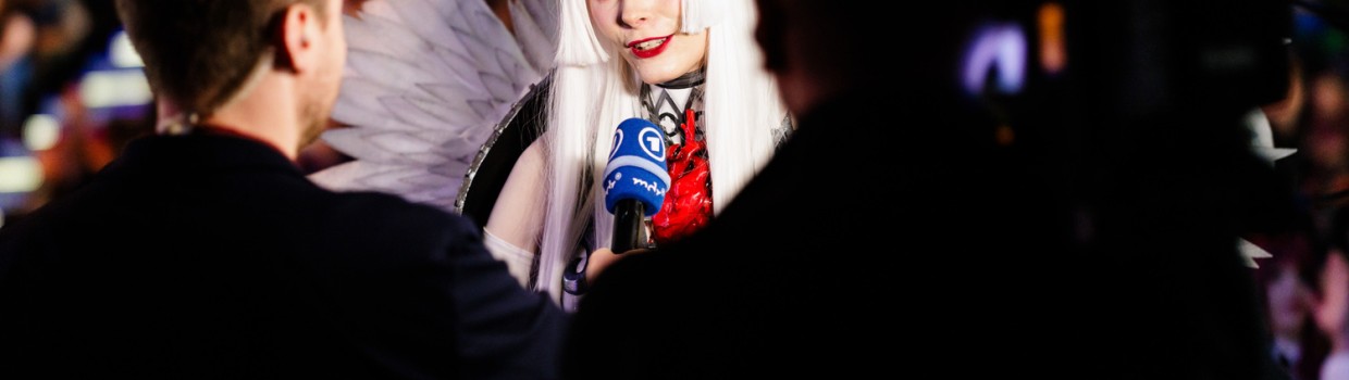Cosplayer:in wird von einem Fersehteam interviewt auf der Manga-Comic-Con 2024