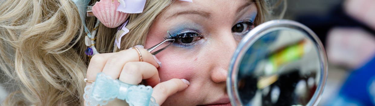 Cosplayer applying makeup at the Manga Comic Con 2024.
