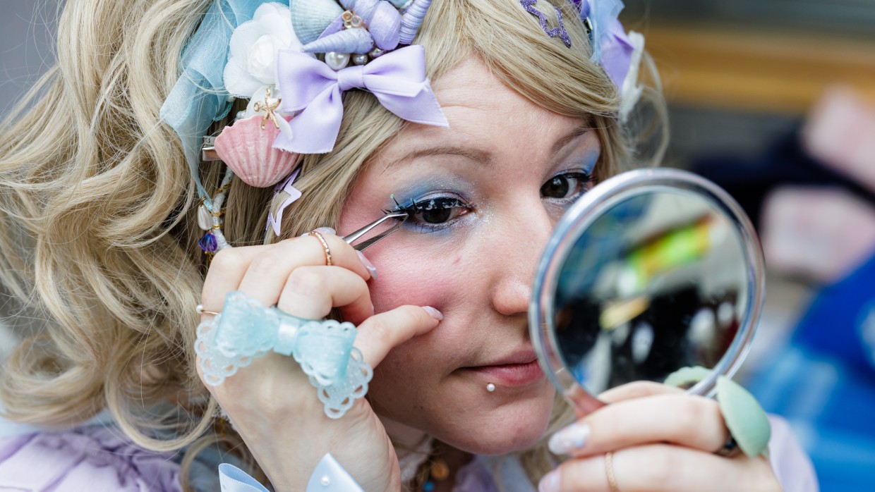 Cosplayer:in schminkt sich auf der Manga-Comic-Con 2024