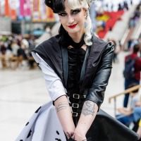 Cosplayer:in des Charakters Cruella de Vil auf der Manga-Comic-Con 2024