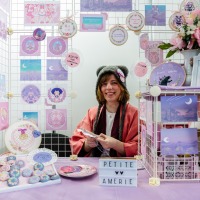 Aussteller:in am Messestand auf der Manga-Comic-Con 2024