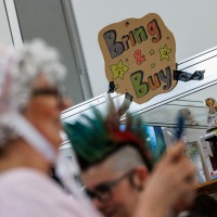 Besucher:innen am Bring & Buy Stand auf der Manga-Comic-Con 2025