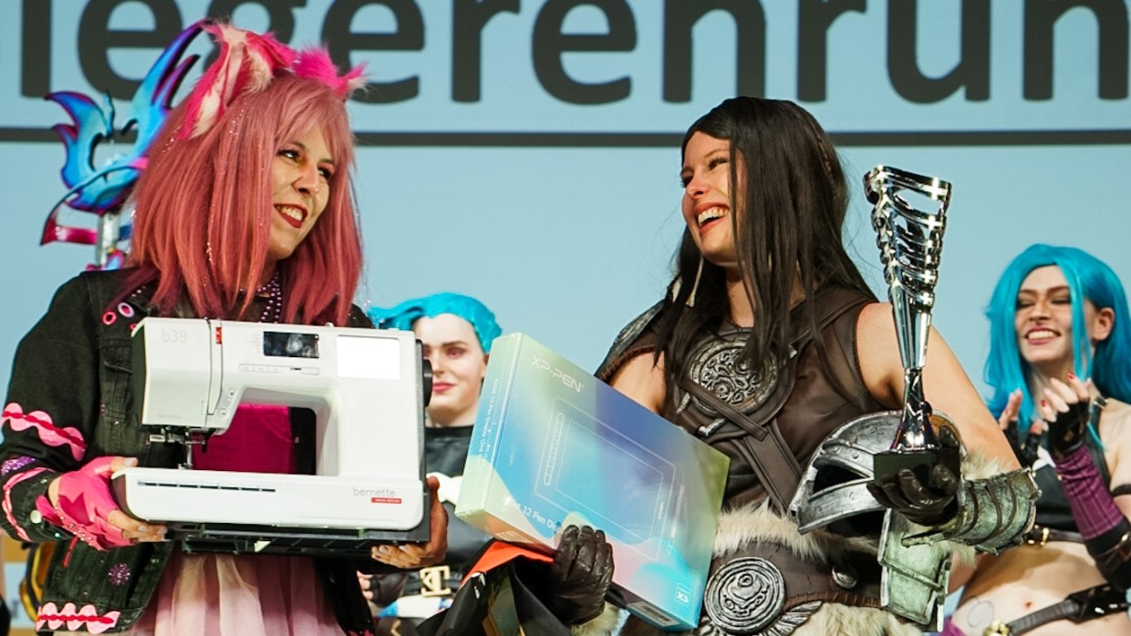 Siegerehrung von Platz 2 der Cosplay Meisterschaft Deutschland 2025 für die Darstellung von Dovahkiin aus Skyrim auf der Großen Bühne der Manga Comic Con
