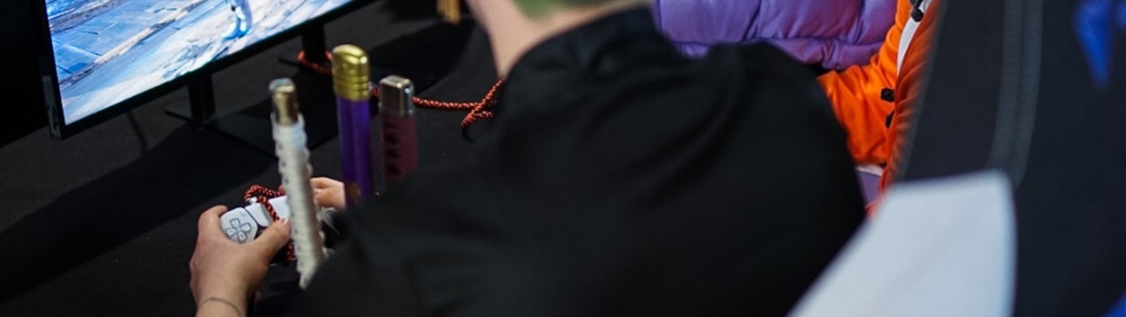 2 Personen zocken ein Computerspiel im Gamesroom der Manga-Comic-Con 2025