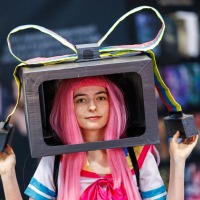 Cosplayer with a pink wig and a 
ribbon box on their head at the 
Manga Comic Con 2025
