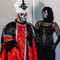 Two cosplayers posing in front of a white wall at the Manga Comic Con 2025