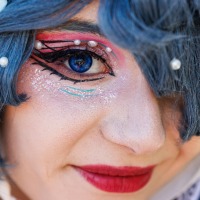 Cosplayer with a blue wig and blue contact lenses at the Manga Comic Con 2025
