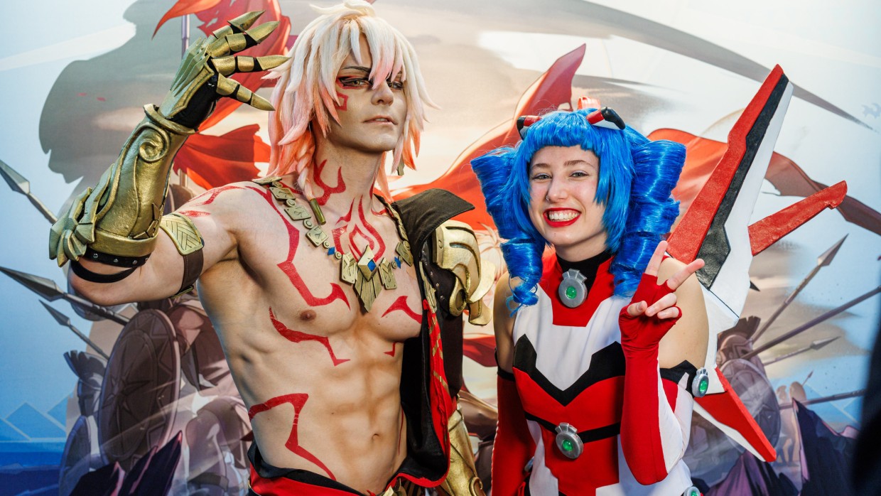 Cosplaystar Taryn und Macoco am Hoyoverse Stand auf der Manga Comic Con 2025