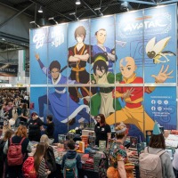 Messestand mit großem Avatar-Aufsteller umringt von zahlreichen Besucher:innen auf der Manga Comic Con 2025