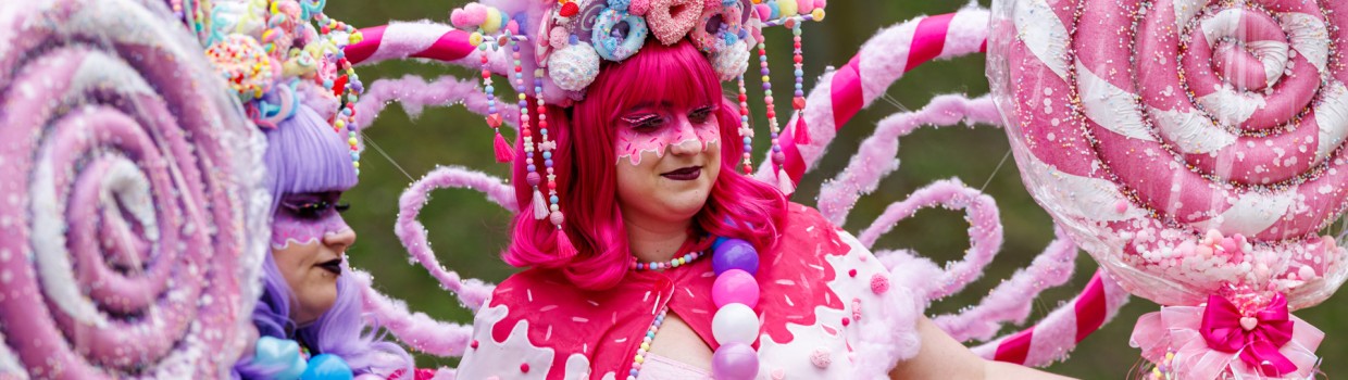 Cosplayers in pink sugar colors at Manga Comic Con 2025