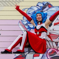 Macoco das Maskottchen der Manga Comic Con 2025 sitzt auf einer Treppe