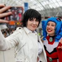 Cosplayer:in macht ein Selfie mit dem Maskottchen der Manga Comic Com Macoco auf der Manga Comic Con 2025