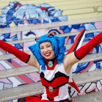 Das Maskottchen der Manga Comic Com 2025 Macoco grinst in die Kamera 