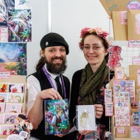 2 Verkäufer:innen an ihrem Sticker-Stand auf der Manga Comic Con 2025