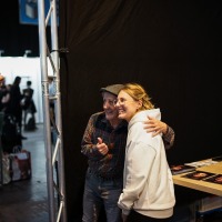 Ein Fan lässt sich mit Santiago Ziesmer fotografieren auf der Manga-Comic-Con 2025 Ein Fan lässt sich mit Santiago Ziesmer fotografieren auf der Manga-Comic-Con 2025
