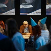Lange Schlange am Signierstand von Engelbert von Nordhausen auf der Manga-Comic-Con 2025 Lange Schlange am Signierstand von Engelbert von Nordhausen auf der Manga-Comic-Con 2025