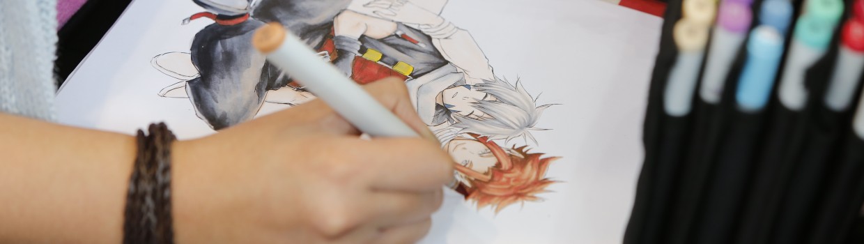 Nahaufnahme einer Zeichnung von zwei Mangafiguren, die gerade zuende gestellt wird. Rechts sind Stifte zu sehen.
