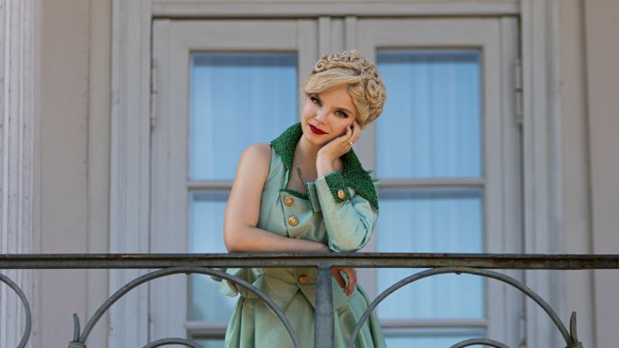 Fotografie von Cosplayer:in Ophelia Noctis im Cosplay, auf eine Ballustrade gelehnt, (c) Tim Eric Günther