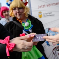 Nahaufnahme von einer Ticktübergabe 