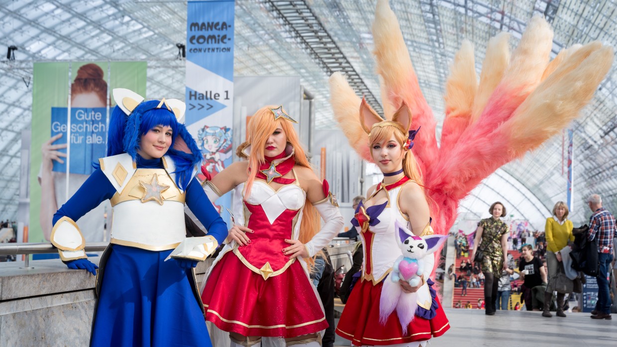 Drei Cosplayerinnen in der Glashalle auf der Manga-Comic-Con