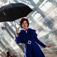 Mary Poppins Cosplayerin mit Schirm auf der Manga-Comic-Con